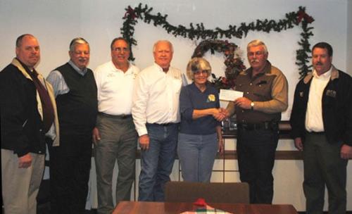 2011ShopWithACop-CreditTheDailyJournal